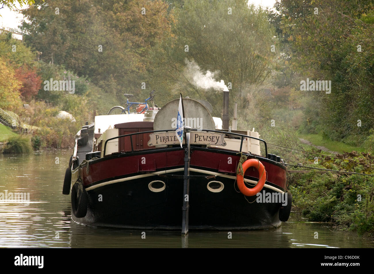 Eine holländische Lastkahn auf dem Kennet & Avon Kanal bei Honey Street in der Nähe von Alton Barnes, Wiltshire Stockfoto