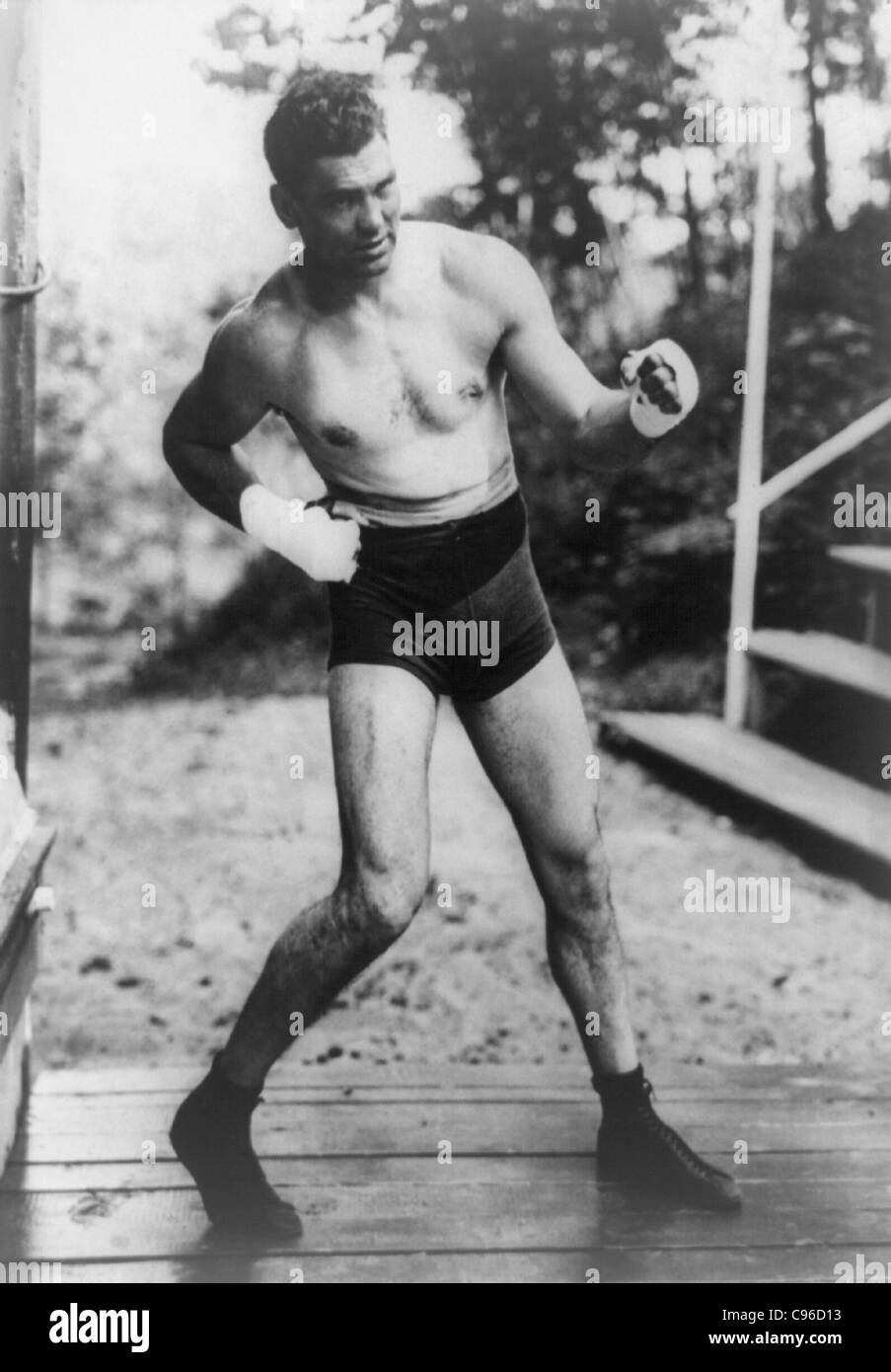 Oldtimer-Foto von Boxer Jack Dempsey (1895 – 1983) – Dempsey, bekannt als „der Manassa Mauler“, war von 1919 bis 1926 Weltmeister im Schwergewicht. Foto ca. 1922. Stockfoto