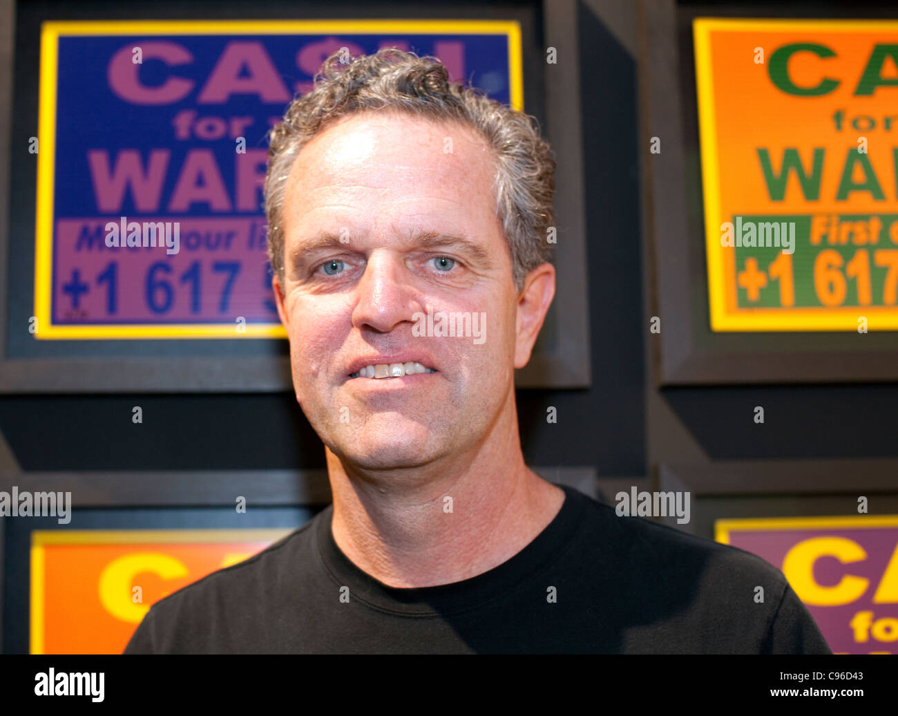Künstler Geoff Hargadon aka Hargo mit seiner Arbeit Geld für Ihre Warhol Stockfoto
