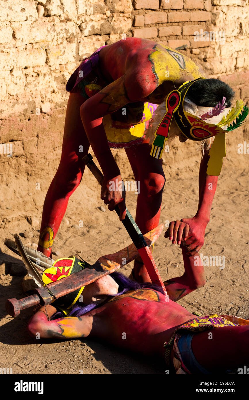 Cora-Indianer, mit bunten Masken, kämpfen Holzschwert Duell während die heiligen Zeremonien der Karwoche in Jesús María, Mexiko. Stockfoto