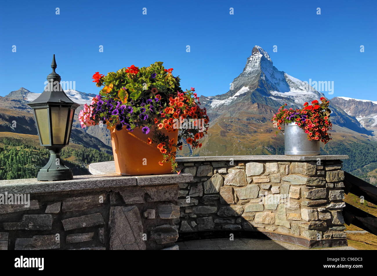 Die Aussicht vom Restaurant auf Sunnegga mit dem legendären Matterhorn Prominente im Hintergrund Stockfoto