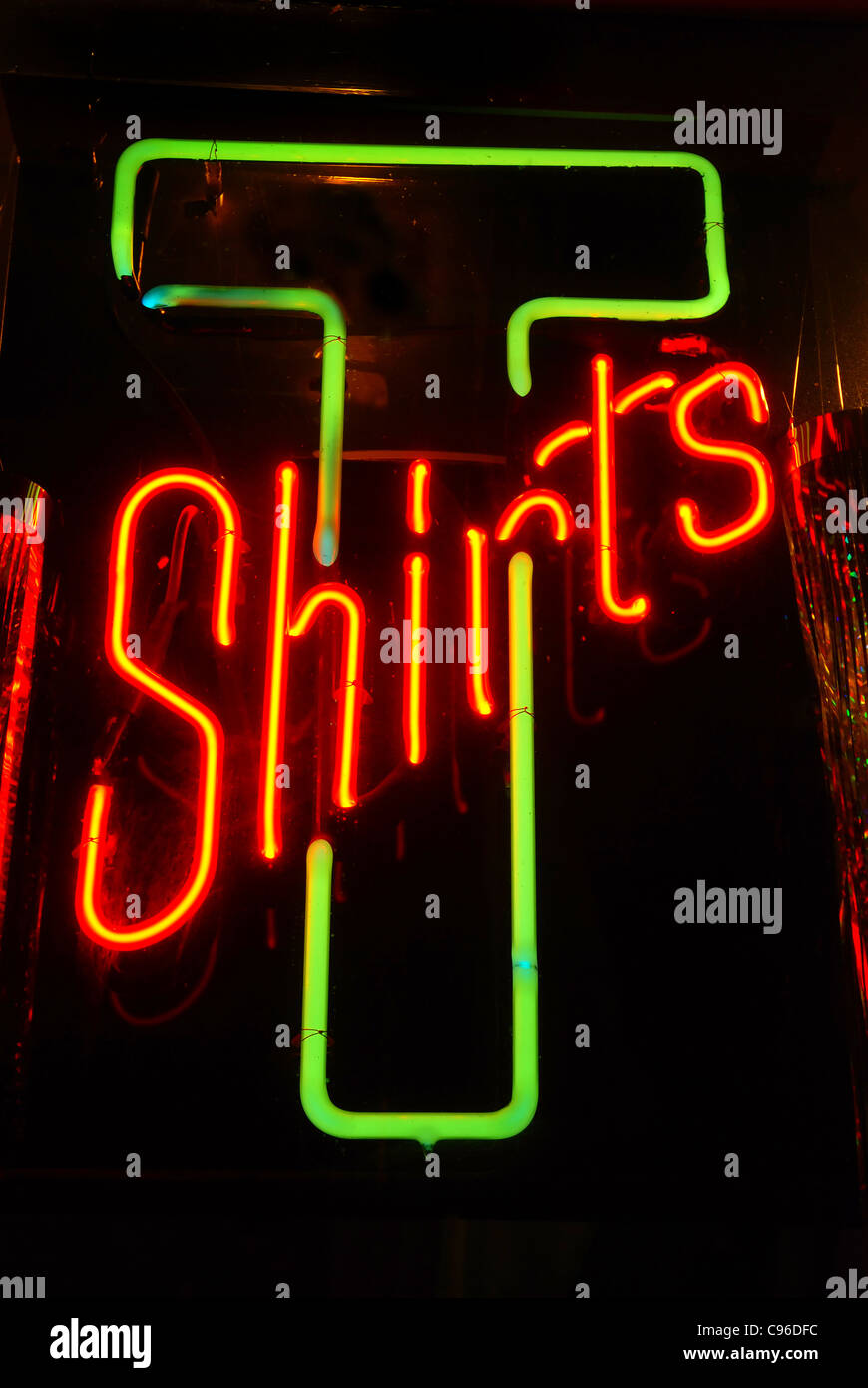 T-Shirt Druck Neon Zeichen isolierten auf schwarzen Hintergrund  Stockfotografie - Alamy