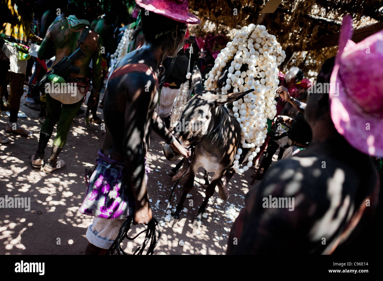 Ein Indianerjunge Cora sitzt auf einem Esel während der Heiligen rituellen Feier der Karwoche in Jesús María, Nayarit, Mexiko. Stockfoto