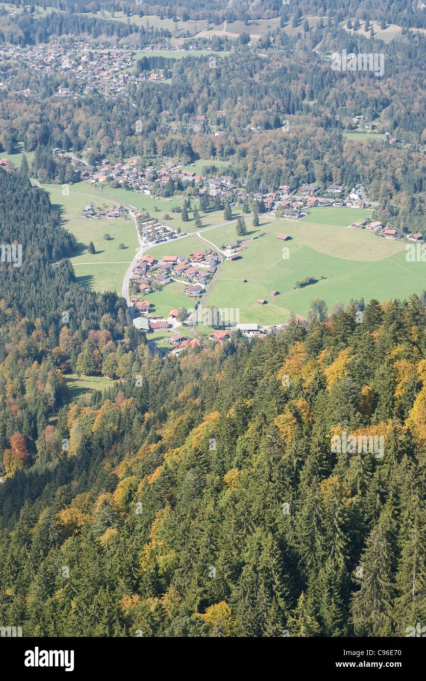 Herbst-Landschaft in den deutschen Alpen mit Dörfern Stockfoto