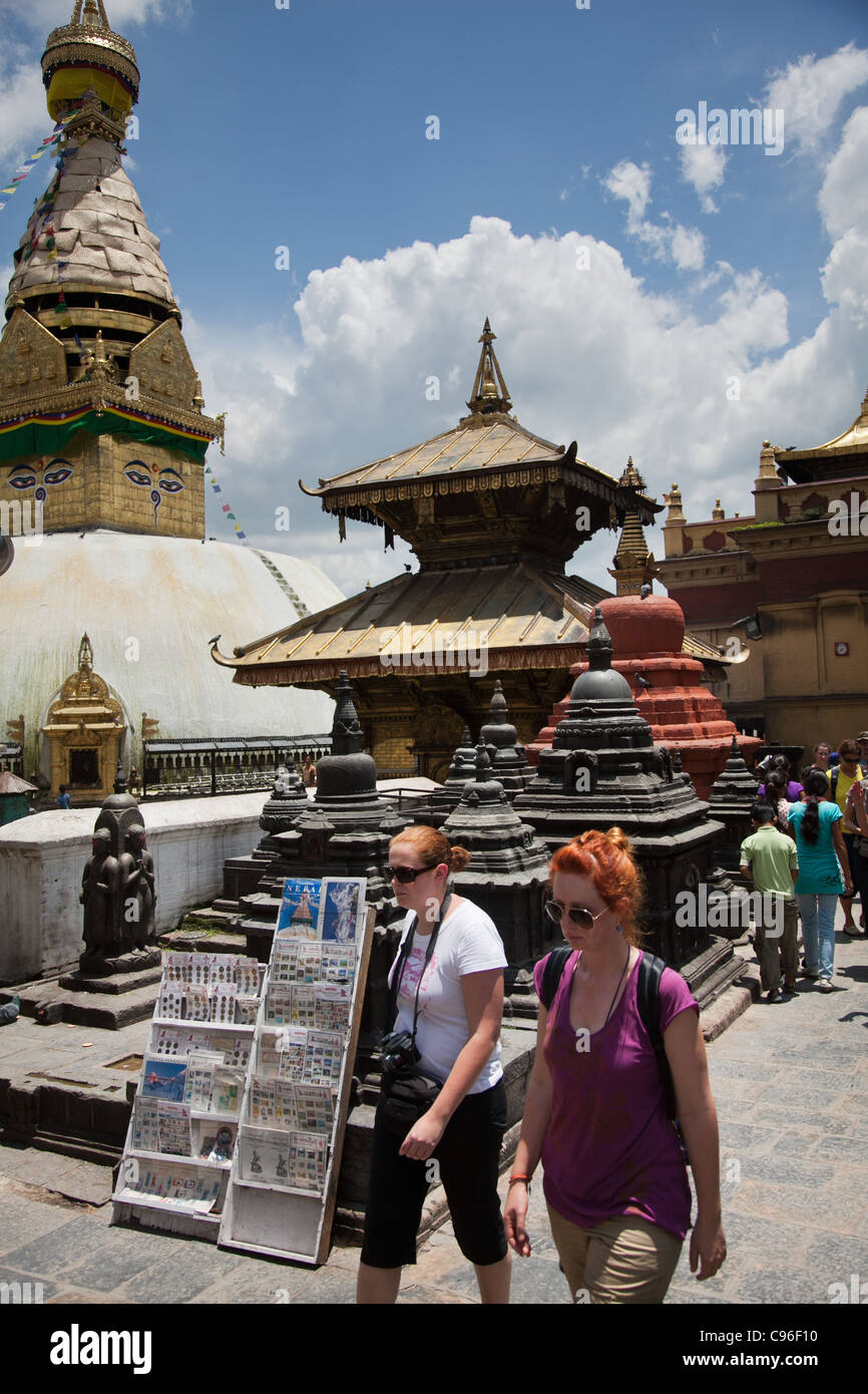 Westliche Touristen in Swayambhunath Tempel-Komplex, auch genannt die Affentempel. Stockfoto