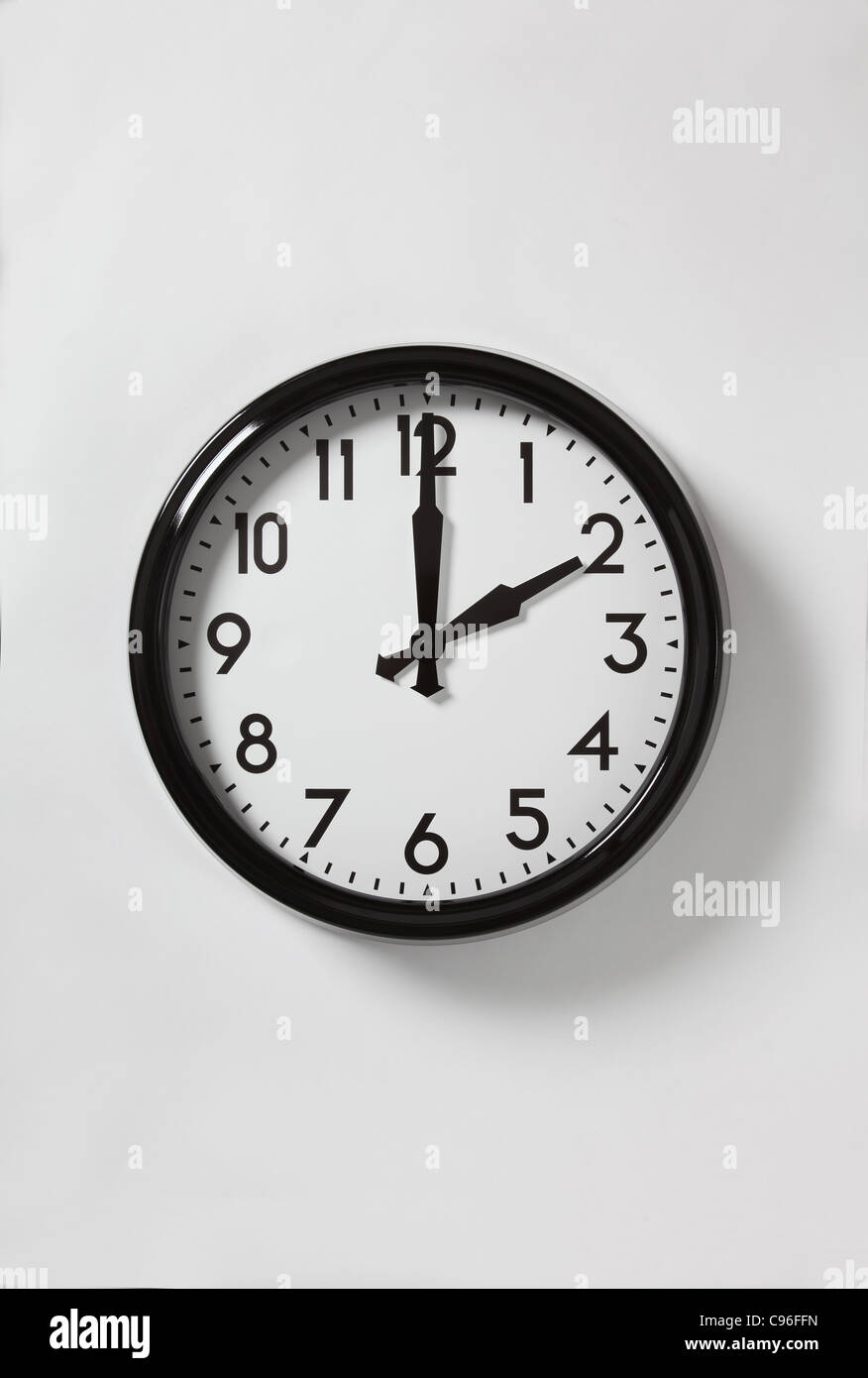 Eine Wanduhr mit der Zeit auf 02:00 Stockfoto