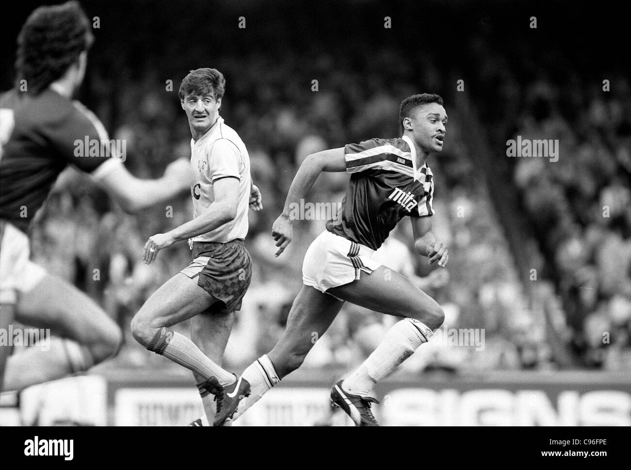 Aston Villa V Everton im Villa Park 18.04.87 Paul Elliott und Wayne Clarke Stockfoto