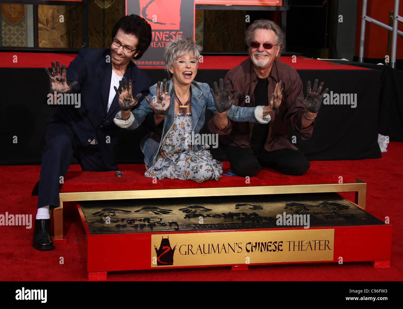 GEORGE CHAKIRIS & RITA MORENO & RUSS TAMBLYN WEST SIDE STORY HAND UND FUßABDRUCK ZEREMONIE HOLLYWOOD LOS ANGELES KALIFORNIEN USA Stockfoto