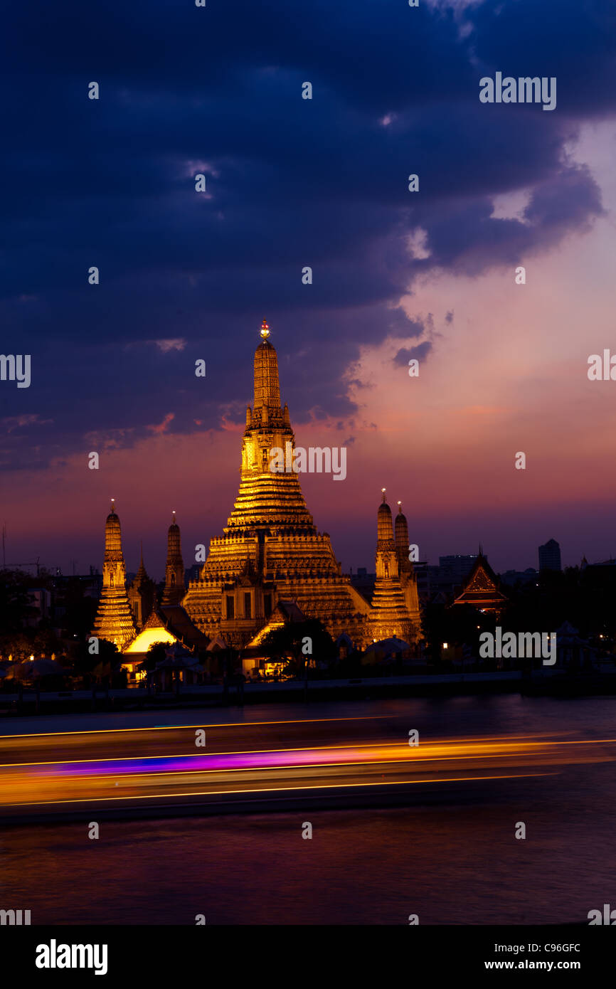 Wat Arun (Tempel der Morgenröte) leuchtet bei Sonnenuntergang - Bangkok, Thailand Stockfoto