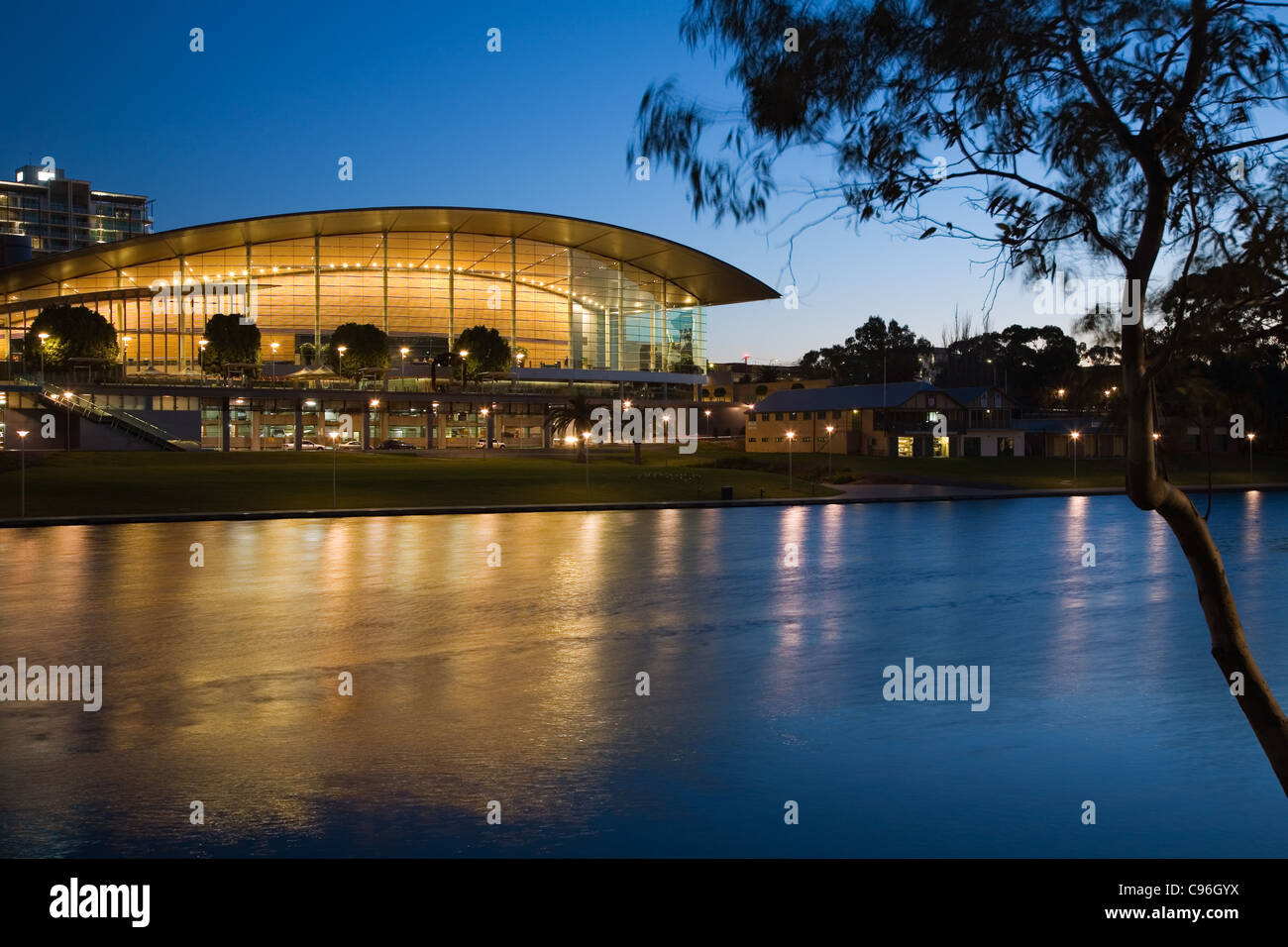 Das Adelaide Convention Centre am Ufer des River Torrens. Adelaide, South Australia, Australien Stockfoto