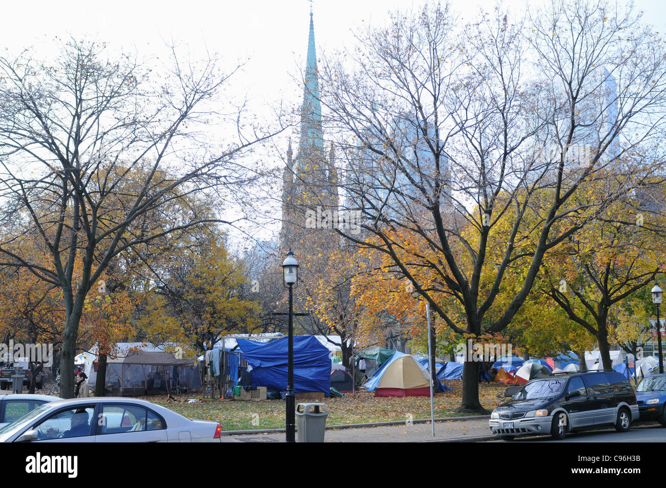 Am Morgen des 15. November 2011, besetzen Toronto Protest Zeltlager in St. James Park, Frist von einem Monat.  Heute Morgen waren die Demonstranten Räumung Mitteilungen voraussetzt, daß sie den Park bis 00.01 Uhr 16. November 2011 Räumen serviert. Stockfoto