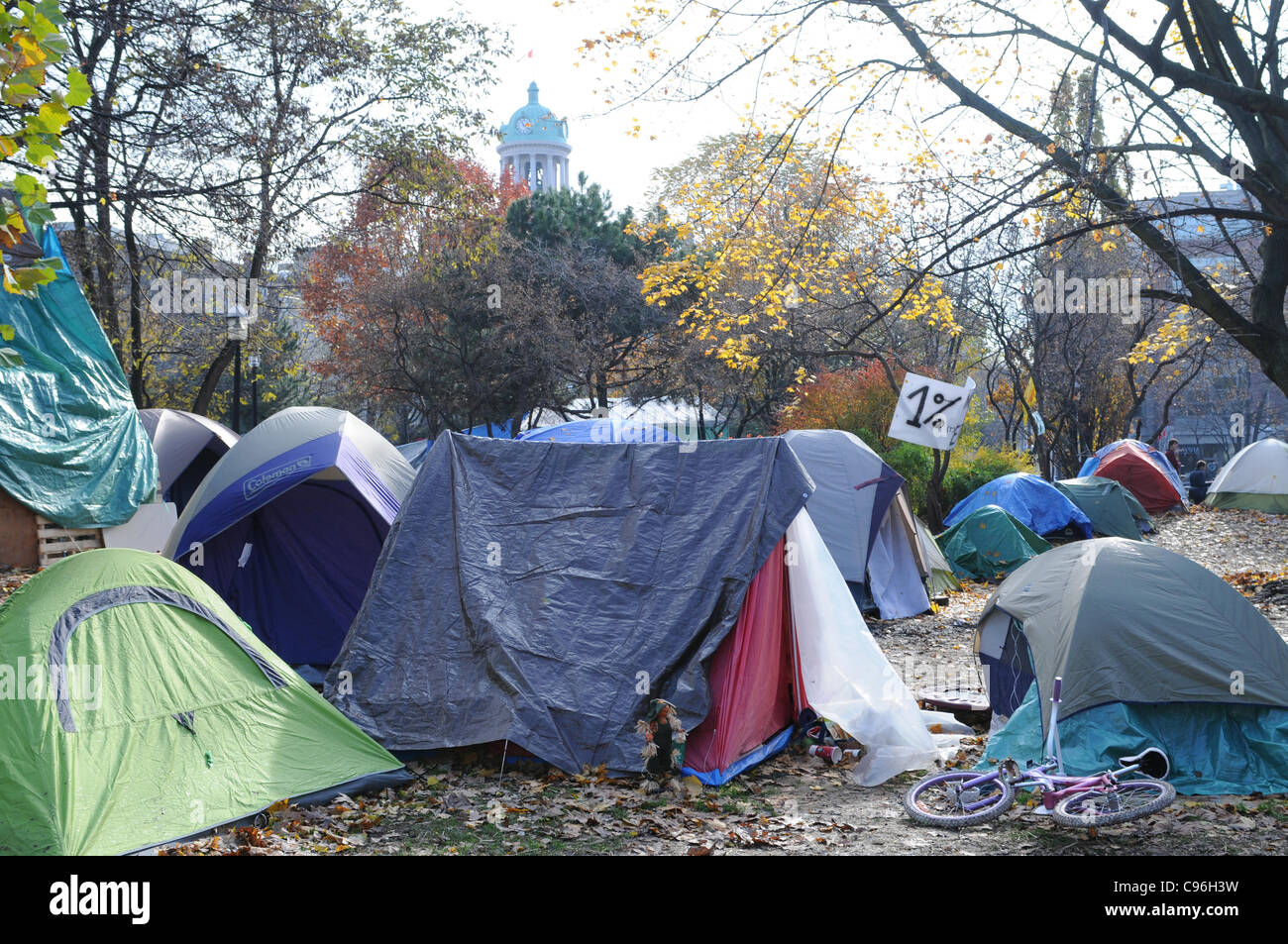 Am Morgen des 15. November 2011, besetzen Toronto Protest Zeltlager in St. James Park, Frist von einem Monat.  Heute Morgen waren die Demonstranten Räumung Mitteilungen voraussetzt, daß sie den Park bis 00.01 Uhr 16. November 2011 Räumen serviert. Stockfoto