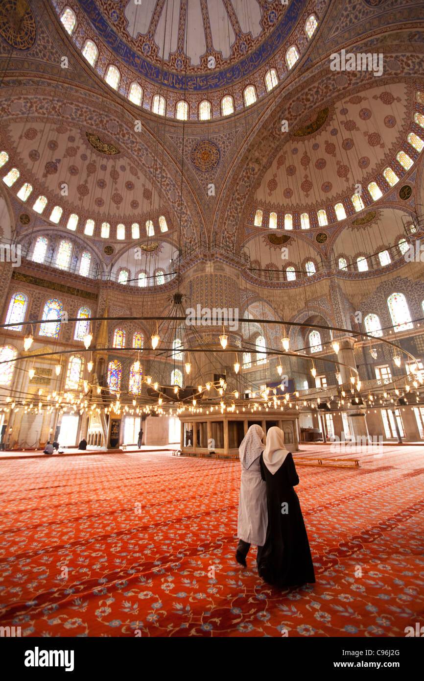 Zwei muslimische Frauen in Yeni Camii - Istanbul Stockfoto
