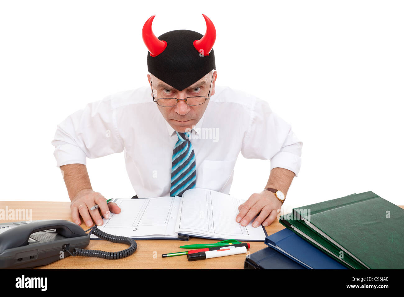 wütende Beamte in der Nähe von Schreibtisch im Büro auf weißem Hintergrund Stockfoto