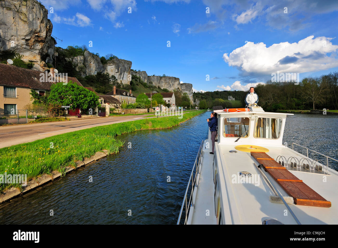 Weitergabe der Canal du Nivernais Rochers du Saussois / Flusses Yonne, in der Nähe von Merry Sur Yonne, Burgund, Frankreich Stockfoto