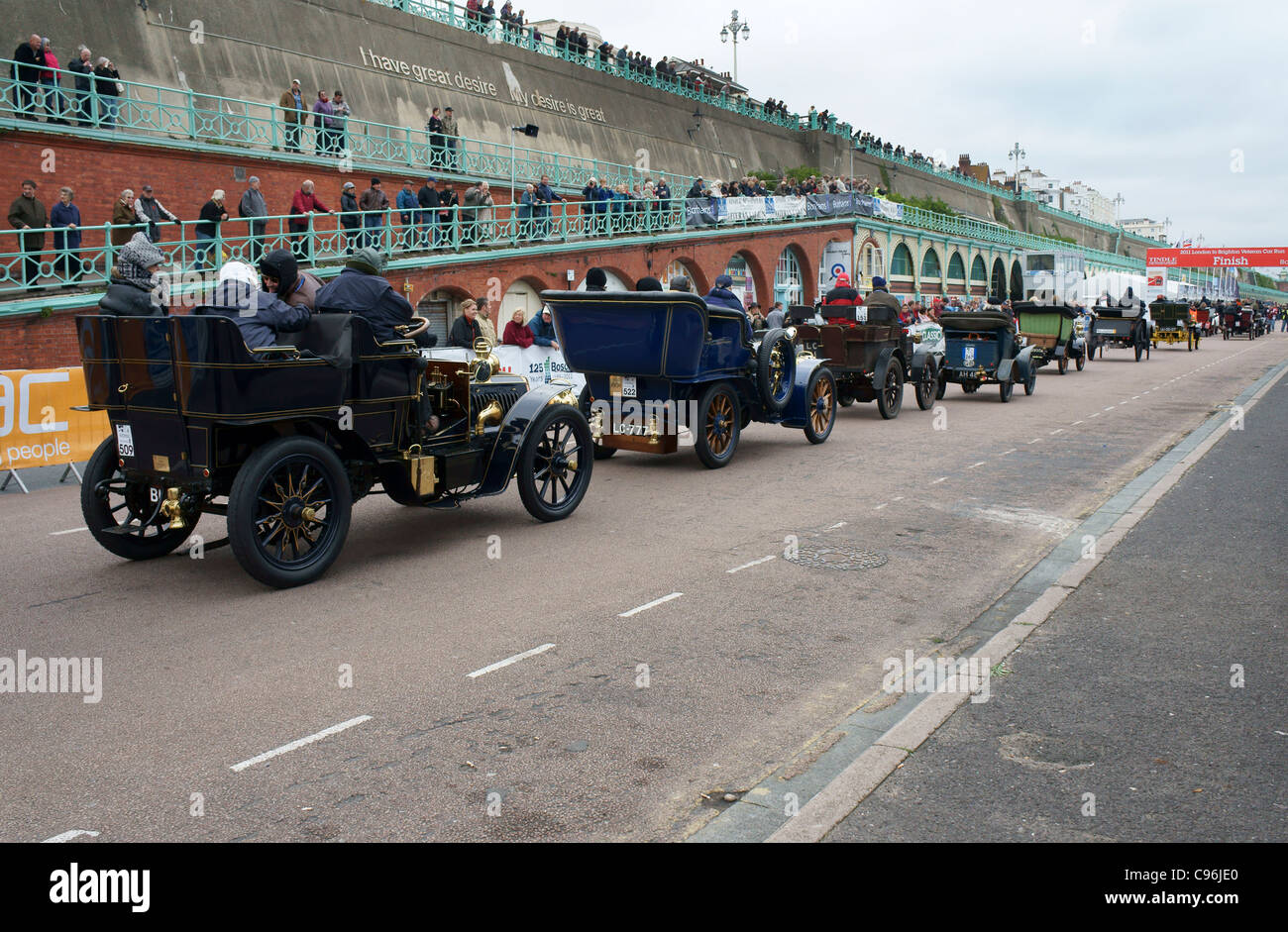 Warten auf die Ziellinie der 2011 jährliche London, Brighton Veteran Car Oldtimer laufen am Madeira Drive, Brighton Stockfoto