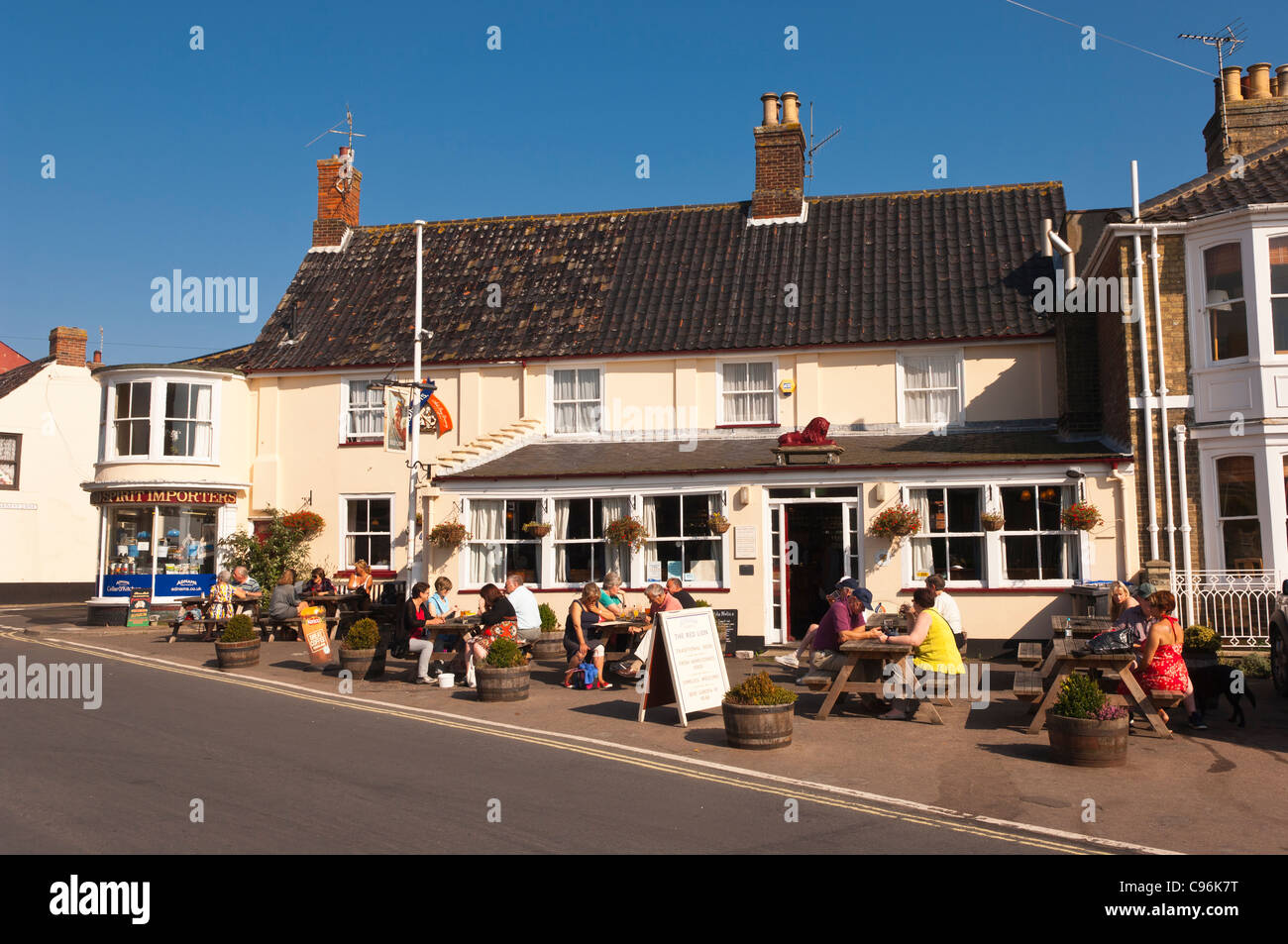 Das Red Lion Pub (Adnams) mit Leuten, die draußen in Southwold, Suffolk, England, Großbritannien, Uk Stockfoto