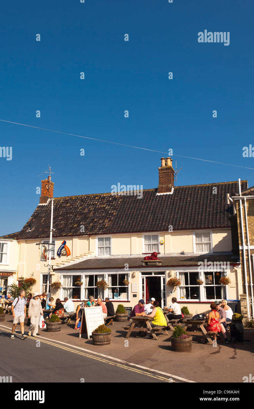 Das Red Lion Pub (Adnams) mit Leuten, die draußen in Southwold, Suffolk, England, Großbritannien, Uk Stockfoto
