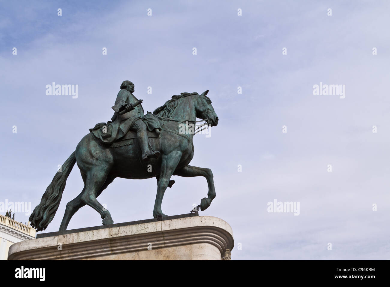 Denkmal von Charles III an Puerta del Sol im Zentrum von Madrid - mit einer Taube Stockfoto