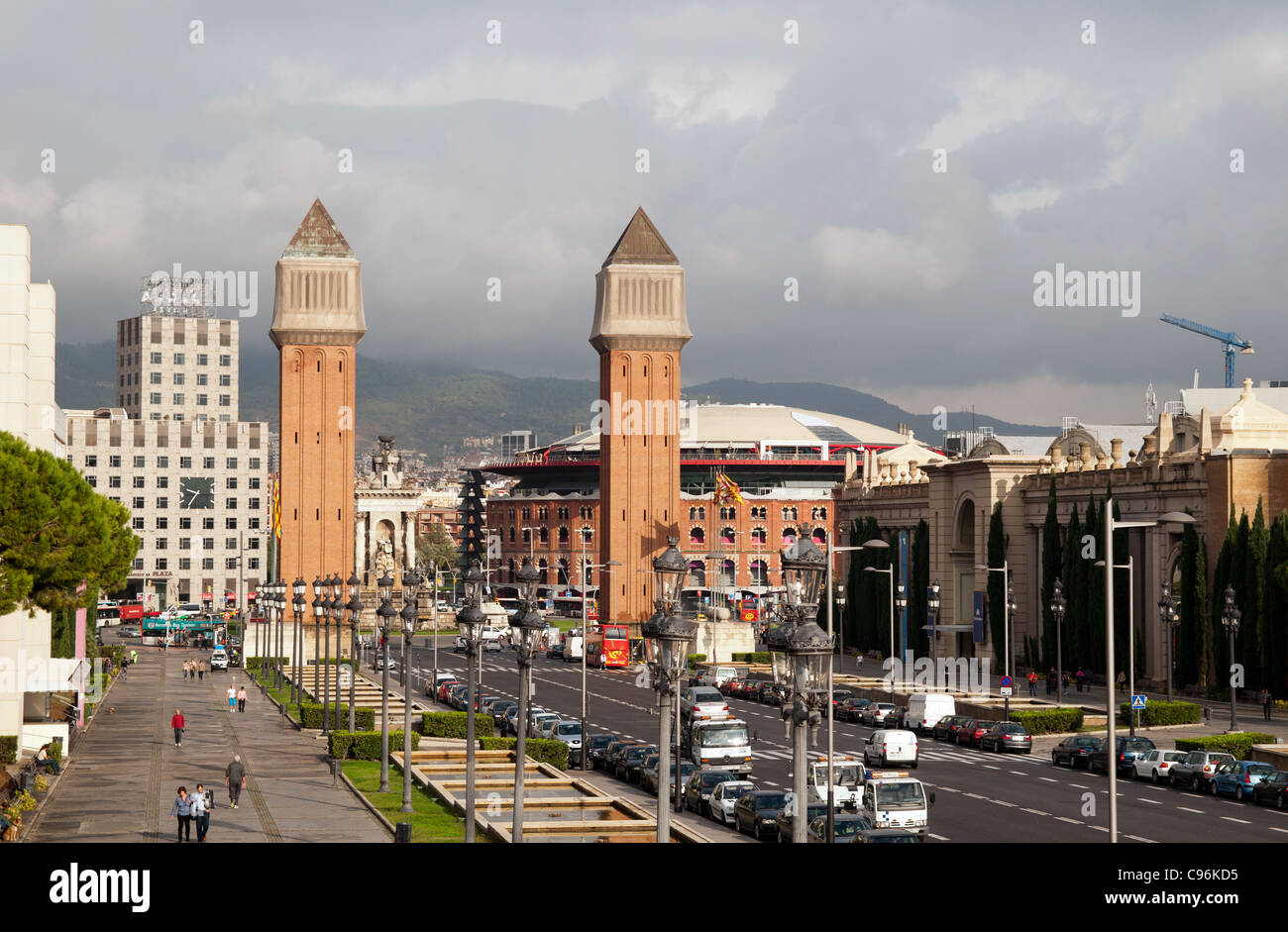 Avinguda De La Reina Maria Cristina, venezianischen Türme und Arenas de Barcelona (Stierkampfarena), Plaça d ' Espanya, Barcelona. Stockfoto