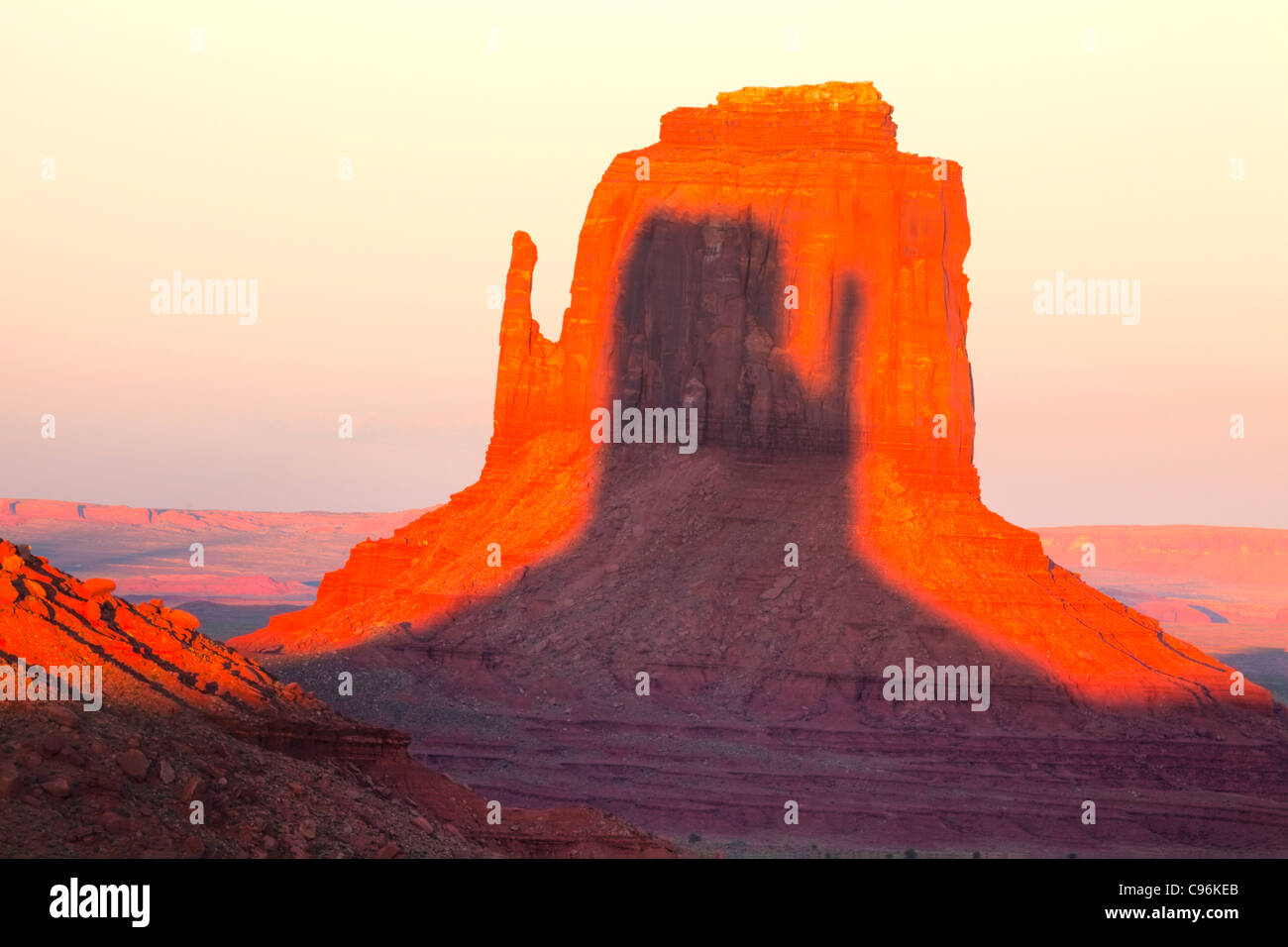 Ost-Handschuh bei Sonnenuntergang, Monument Valley Tribal Park, Arizona/Utah Schatten von West Mitten im Osten Fäustling Navajo-Reservat Stockfoto