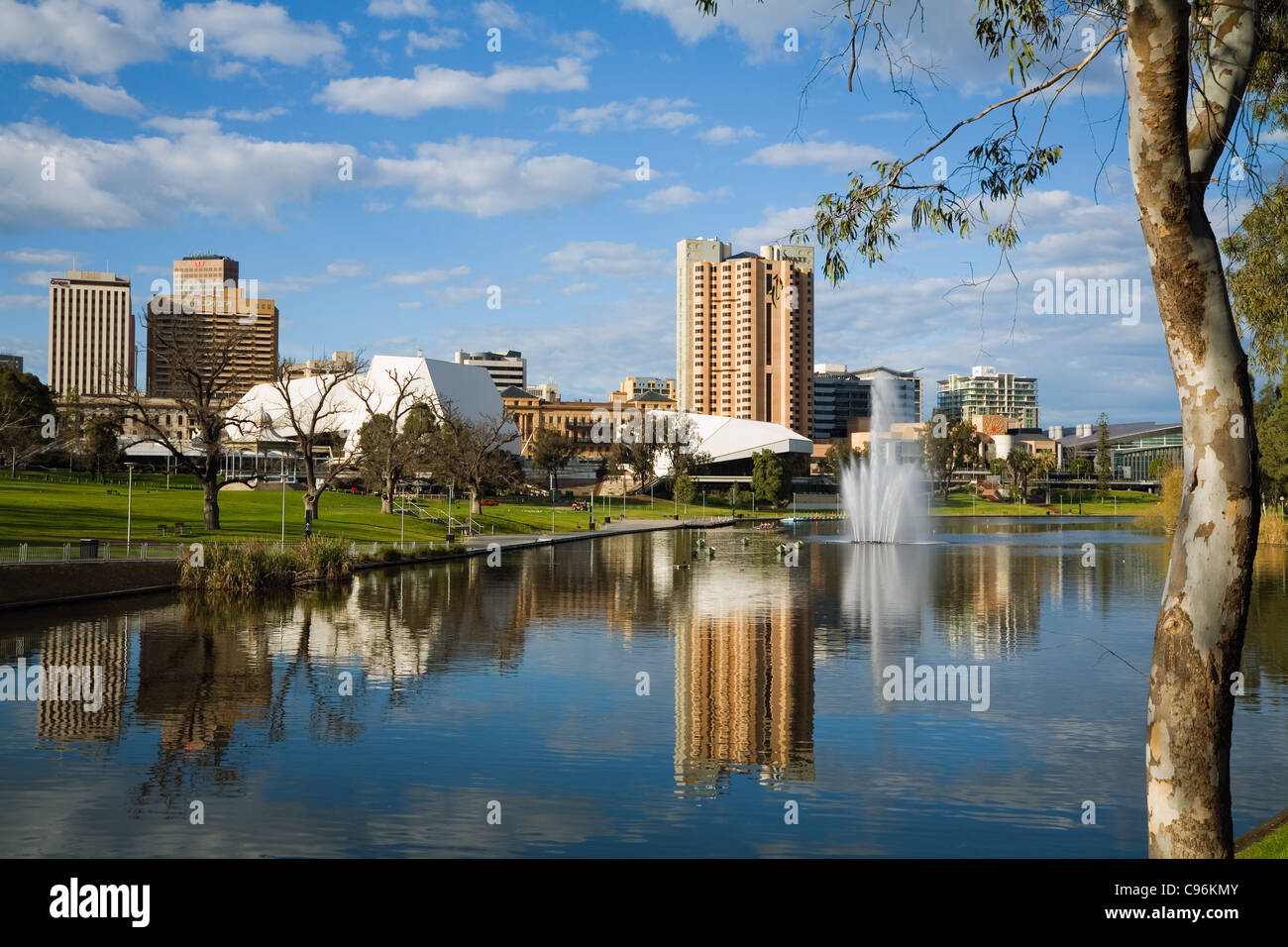 Blick über Torrens River an der Adelaide Festival Centre und City-Skyline.  Adelaide, South Australia, Australien Stockfoto