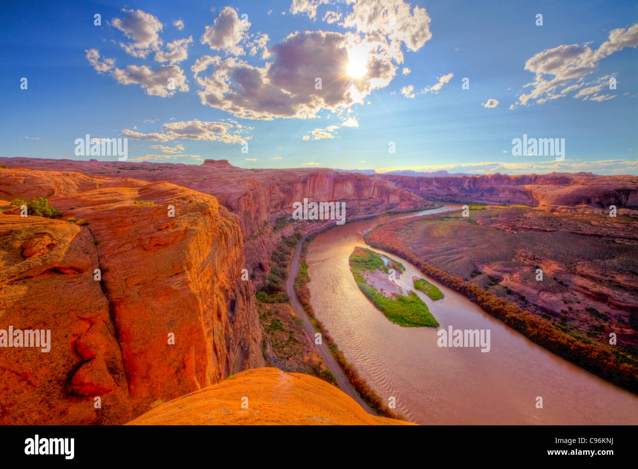 Ansicht des Colorado River in der Nähe von Moab, Utah, der Hölle Rache Trail Glen Canyon Sandsteinmauern Stockfoto
