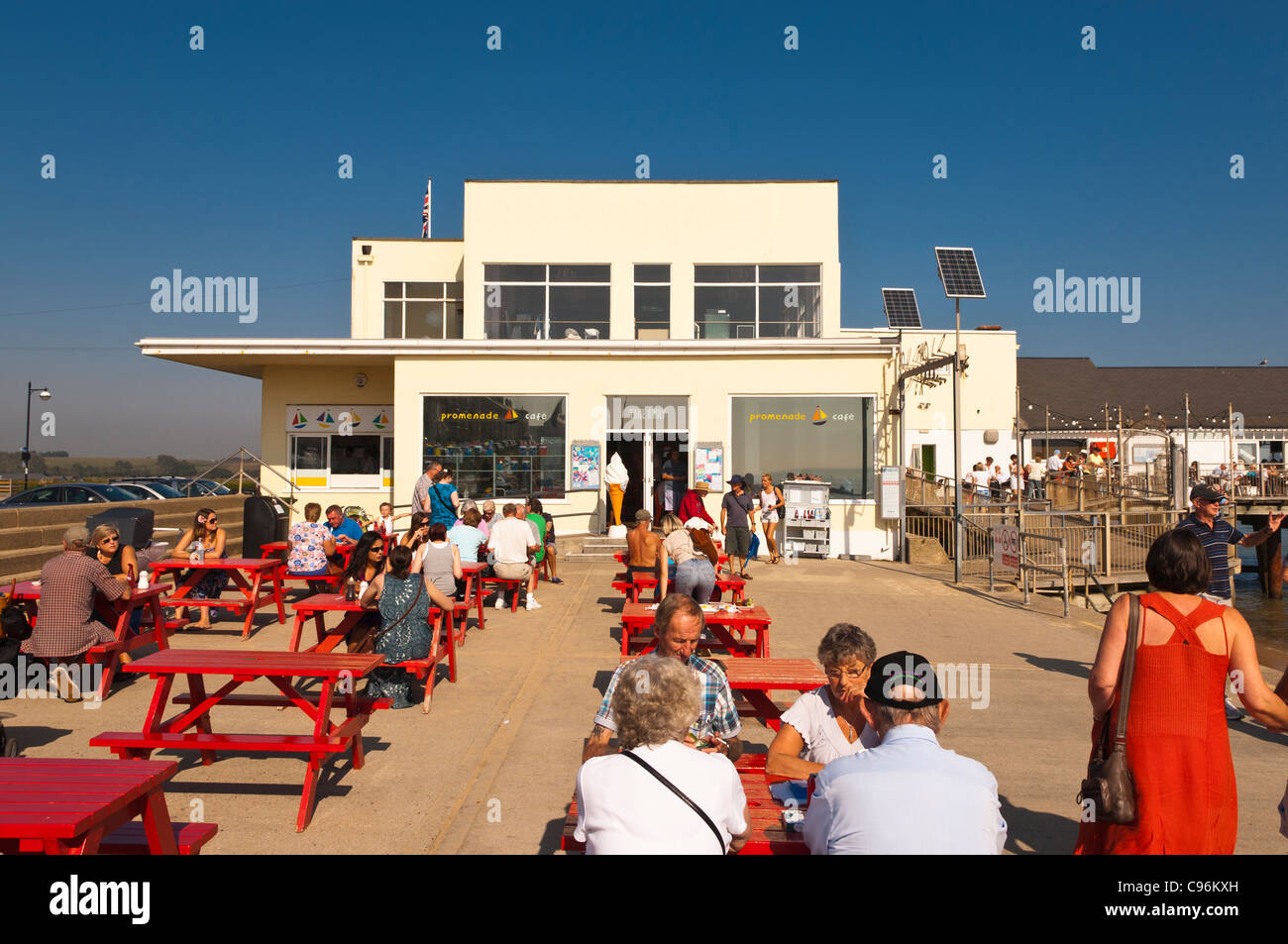 Menschen an der Strandpromenade promenade Café im Sommer in Southwold, Suffolk, England, Großbritannien, Uk Stockfoto