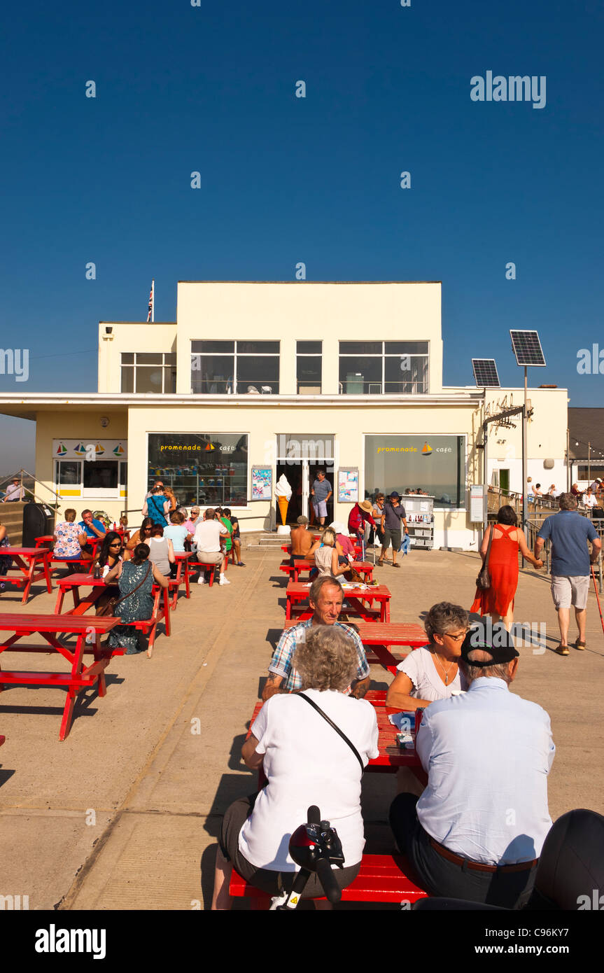 Menschen an der Strandpromenade promenade Café im Sommer in Southwold, Suffolk, England, Großbritannien, Uk Stockfoto