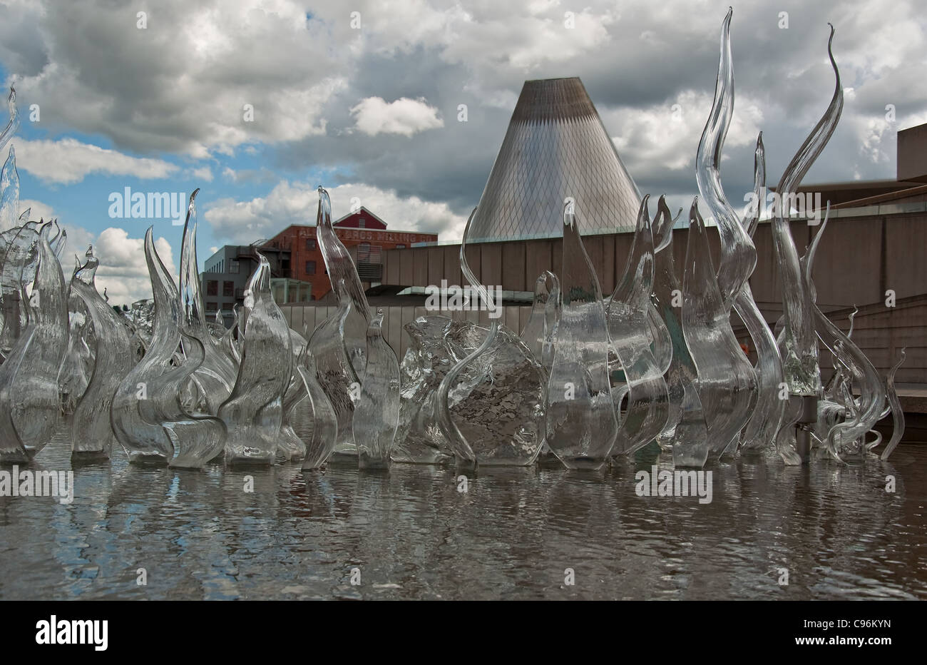 Dieses Bild befindet sich der das Glasmuseum in Tacoma, Washington in King County, mit Glas-Statuen im Wasser. Stockfoto