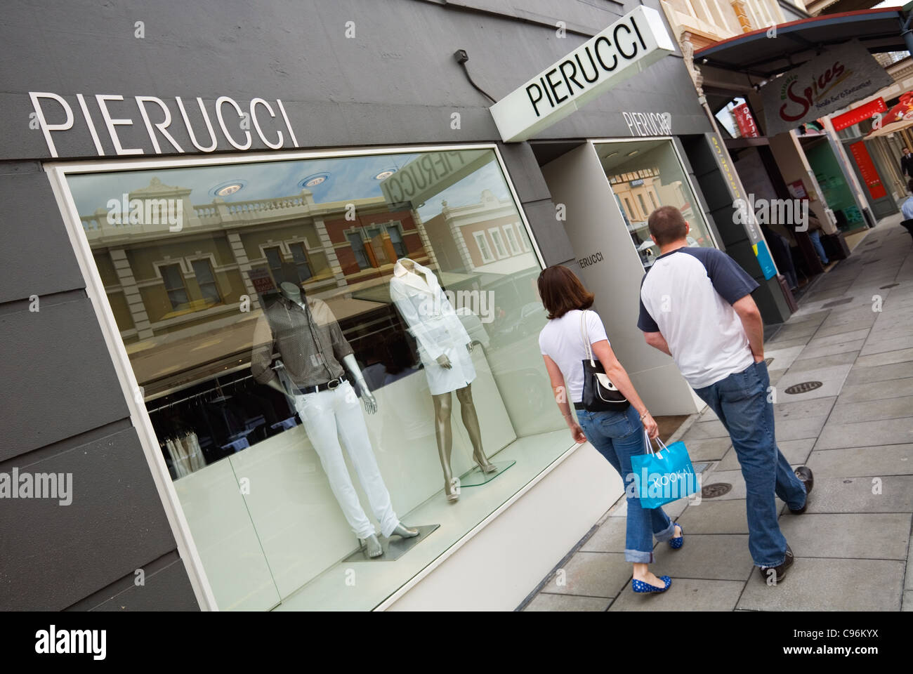 Paar Kleidung einkaufen auf Rundle Street.  Adelaide, South Australia, Australien Stockfoto