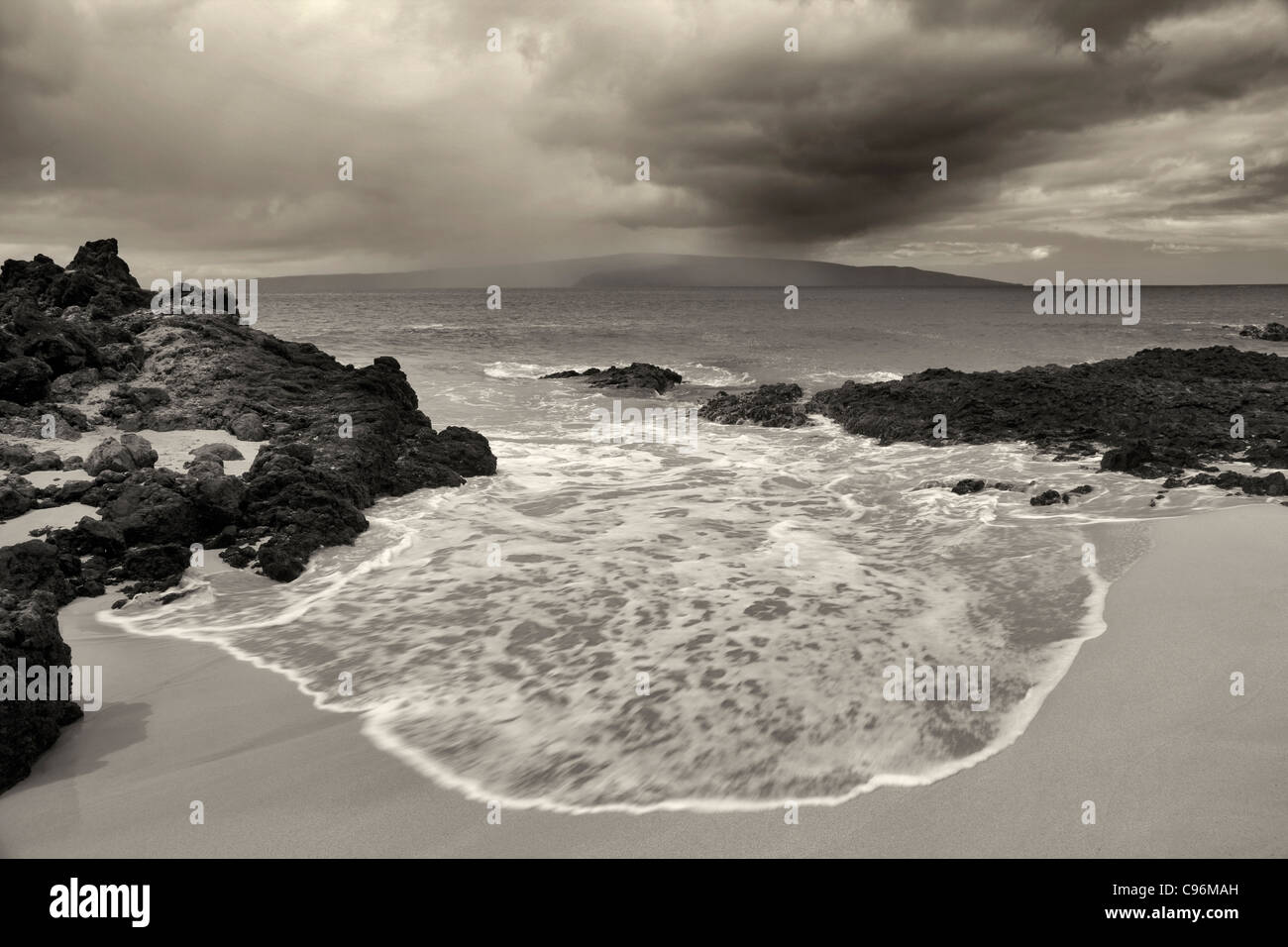 Gewitter mit Regen und Strand von Maui, Hawaii. Stockfoto