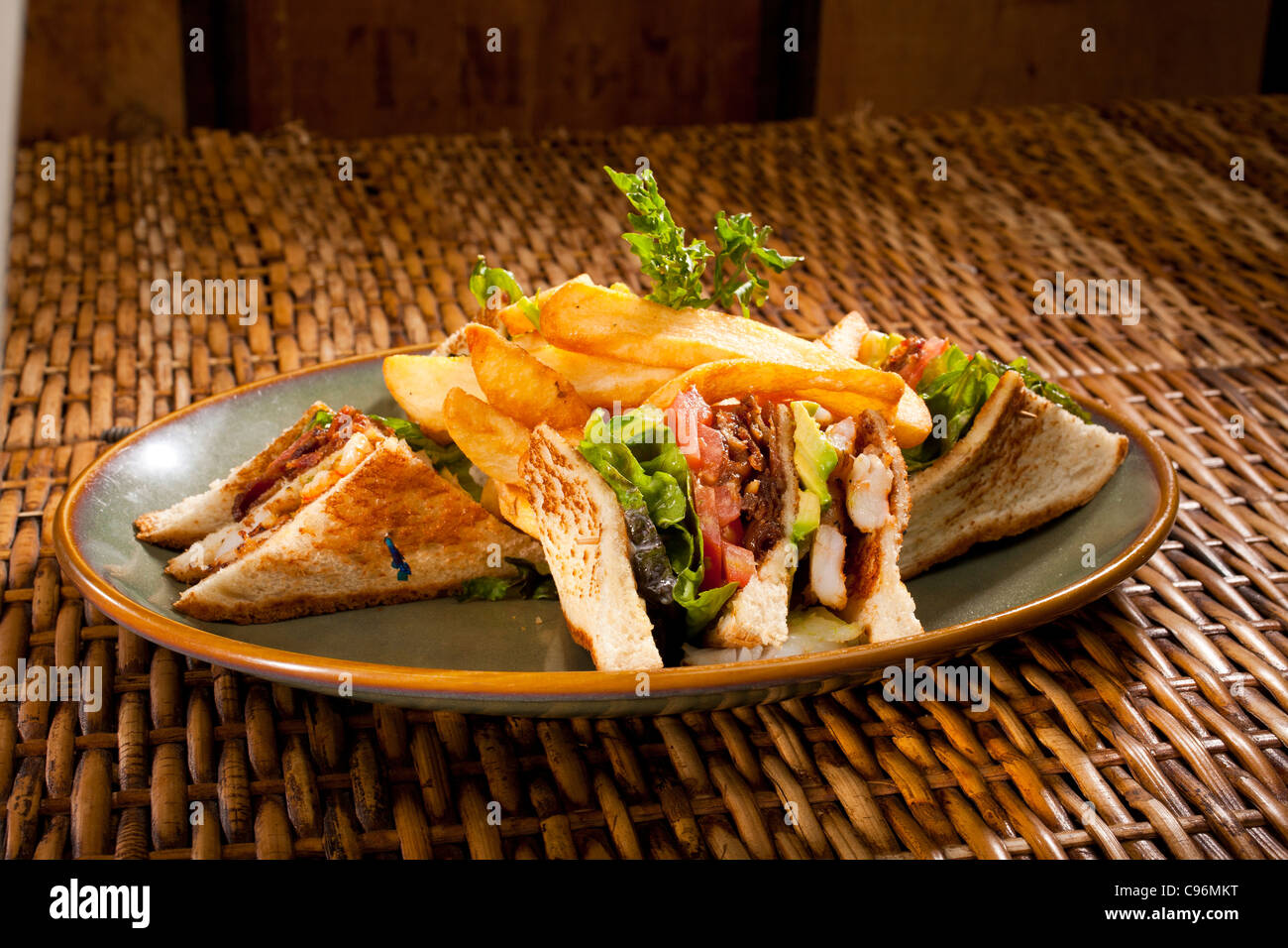 Roast Beef Sandwich mit Pommes frites Stockfoto