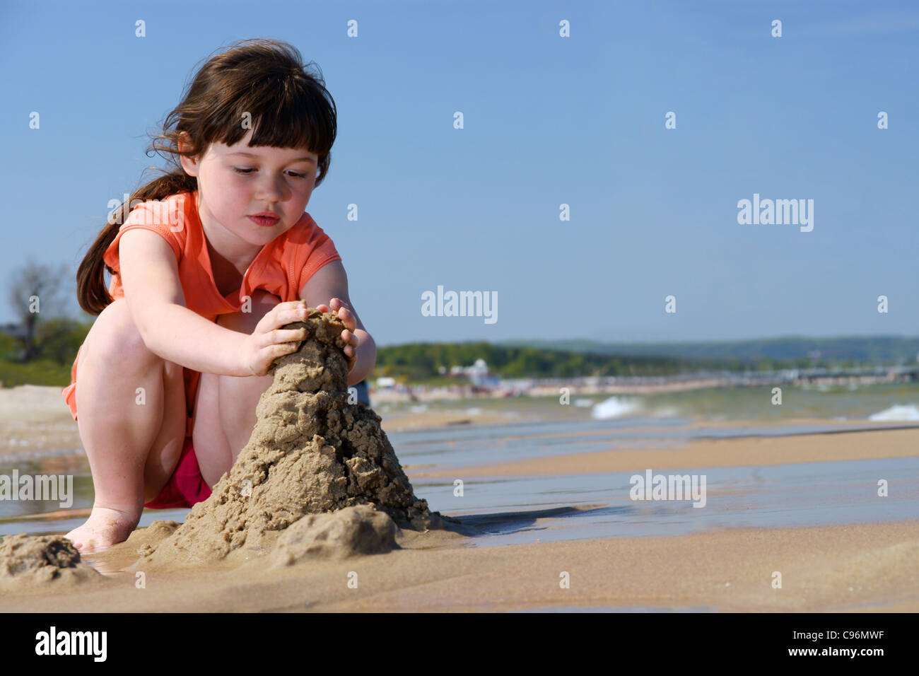 Kinder Am Strand Junge Mädchen Spielen In Den Sand Sandburgen Zu