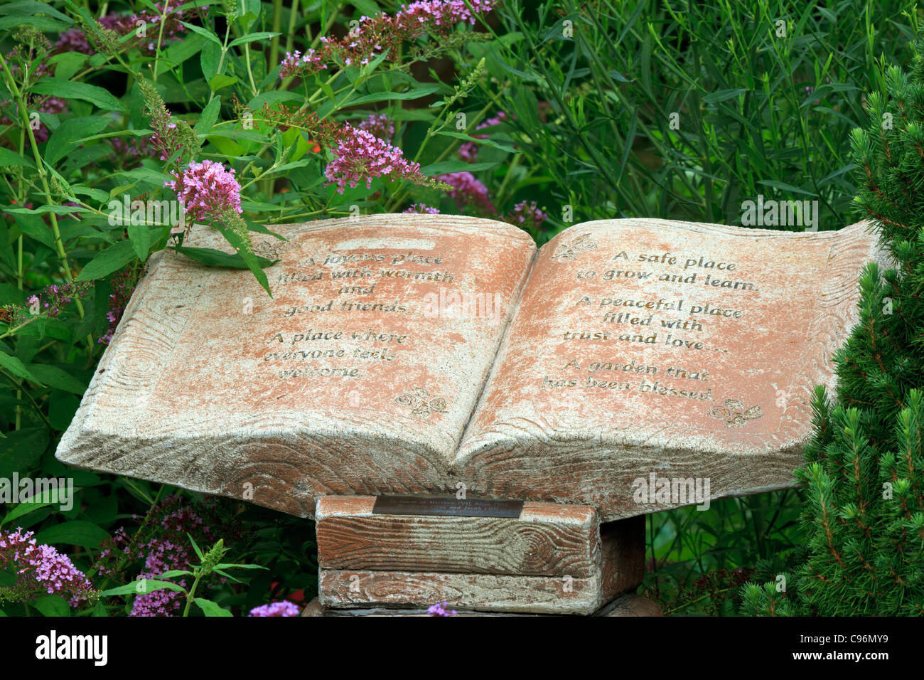 Gartenstatue eines Buches mit inspirierenden Vers Stockfoto
