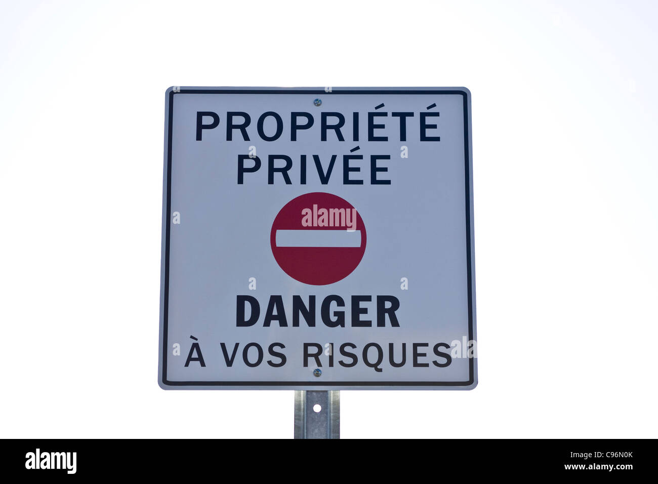 Melden Sie in französischer Sprache sagen "Privateigentum - Gefahr, auf eigene Gefahr" Stockfoto