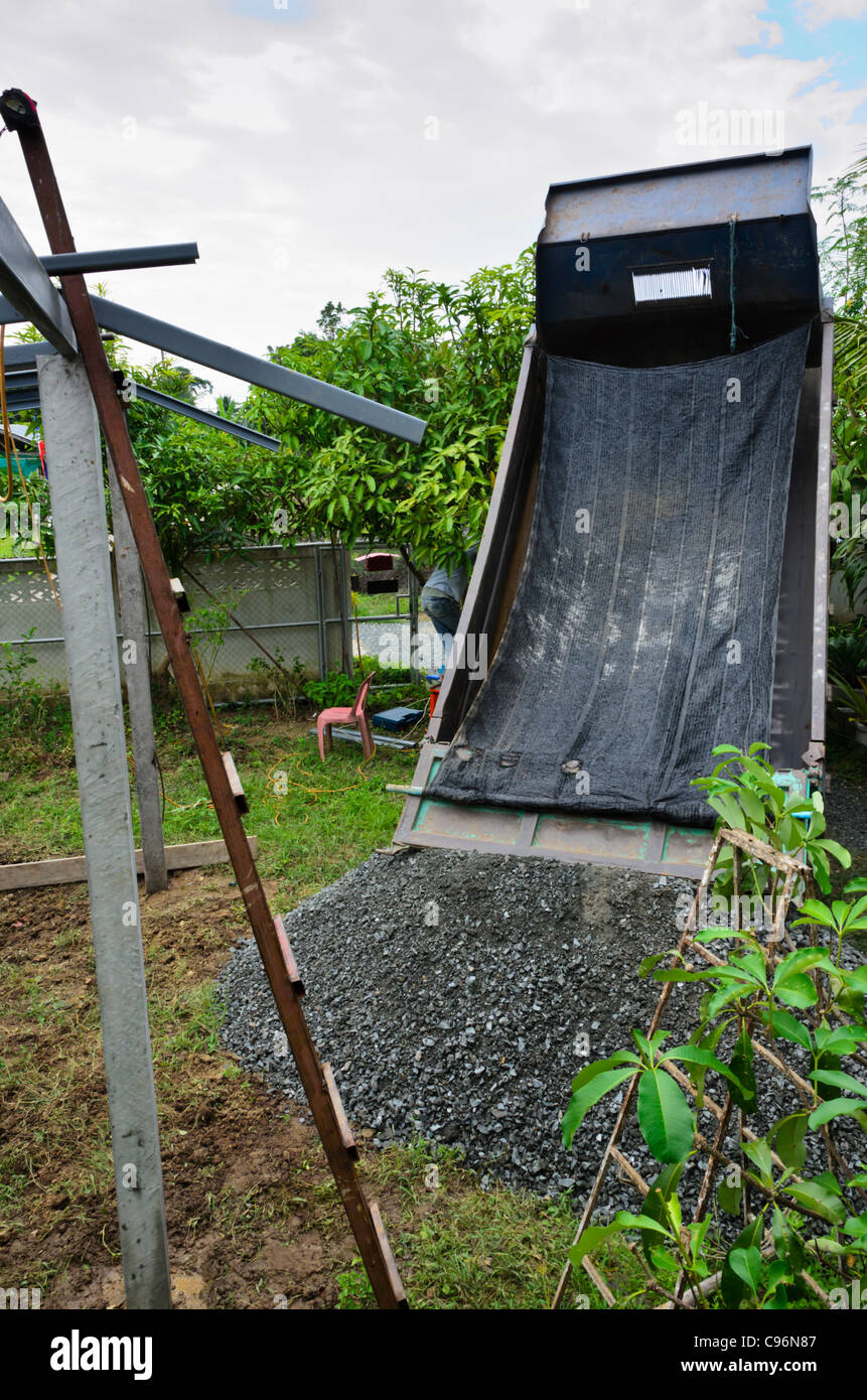 Hochbeet Muldenkipper Einlagen Last von Kies neben Bau in Hof im Norden Thailands Stockfoto