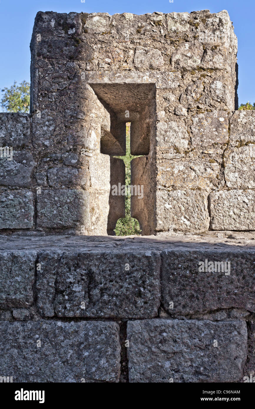 Scharte in einem Wehrgang der Feira Burgmauern. Santa Maria da Feira, Portugal. Stockfoto