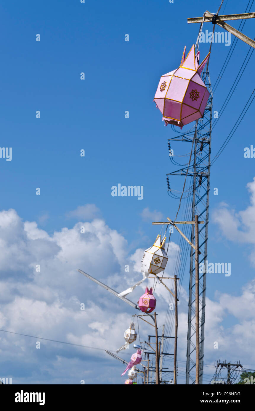 Große rosa und weißen dekorative Laternen hängen von Strommasten während der Loi Krathong Festival in Nordthailand Stockfoto
