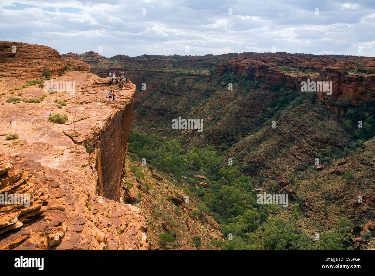 Wanderer auf einer Klippe im (Kings Canyon) Watarrka National Park, Northern Territory, Australien Stockfoto