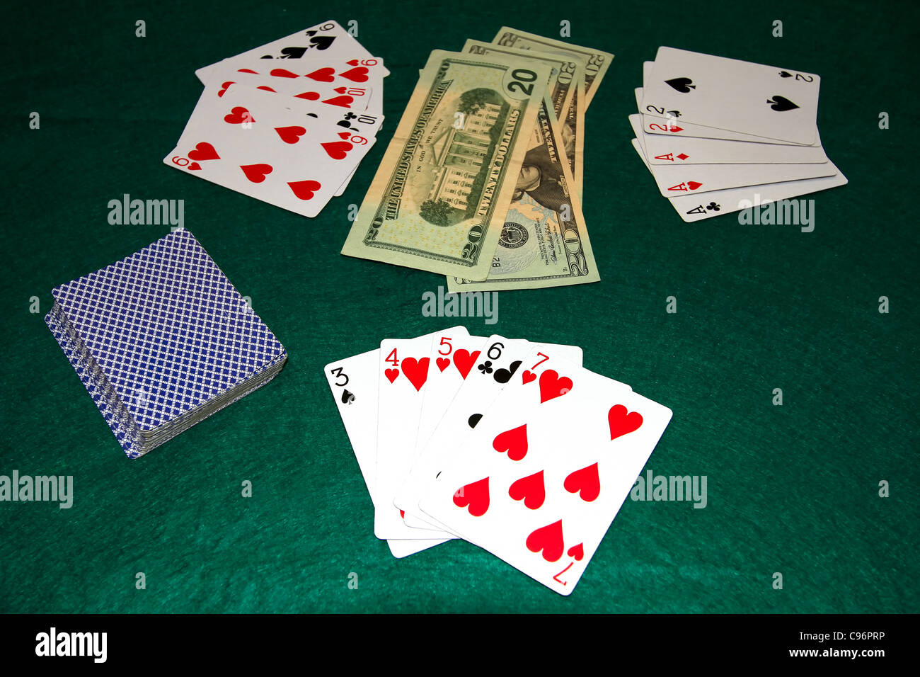 Poker Tisch mit Karten und US-Dollar in Bar Stockfoto