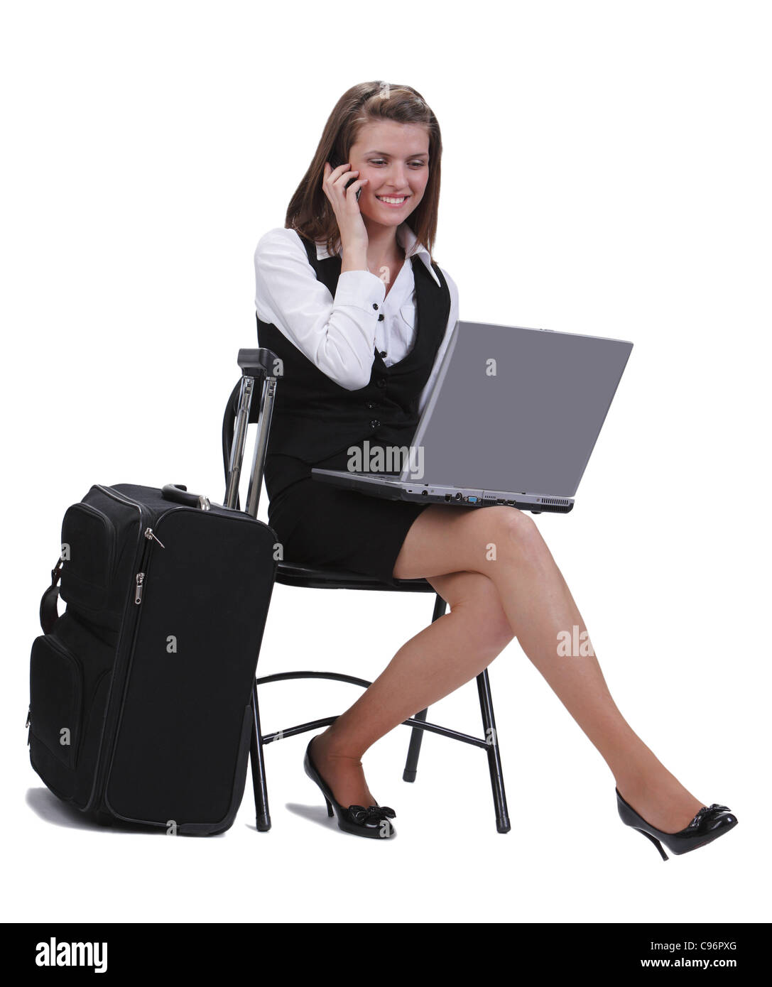 Junge Reisende Geschäftsfrau arbeiten am Laptop beim ruft per Telefon neben ihren Koffer. Stockfoto