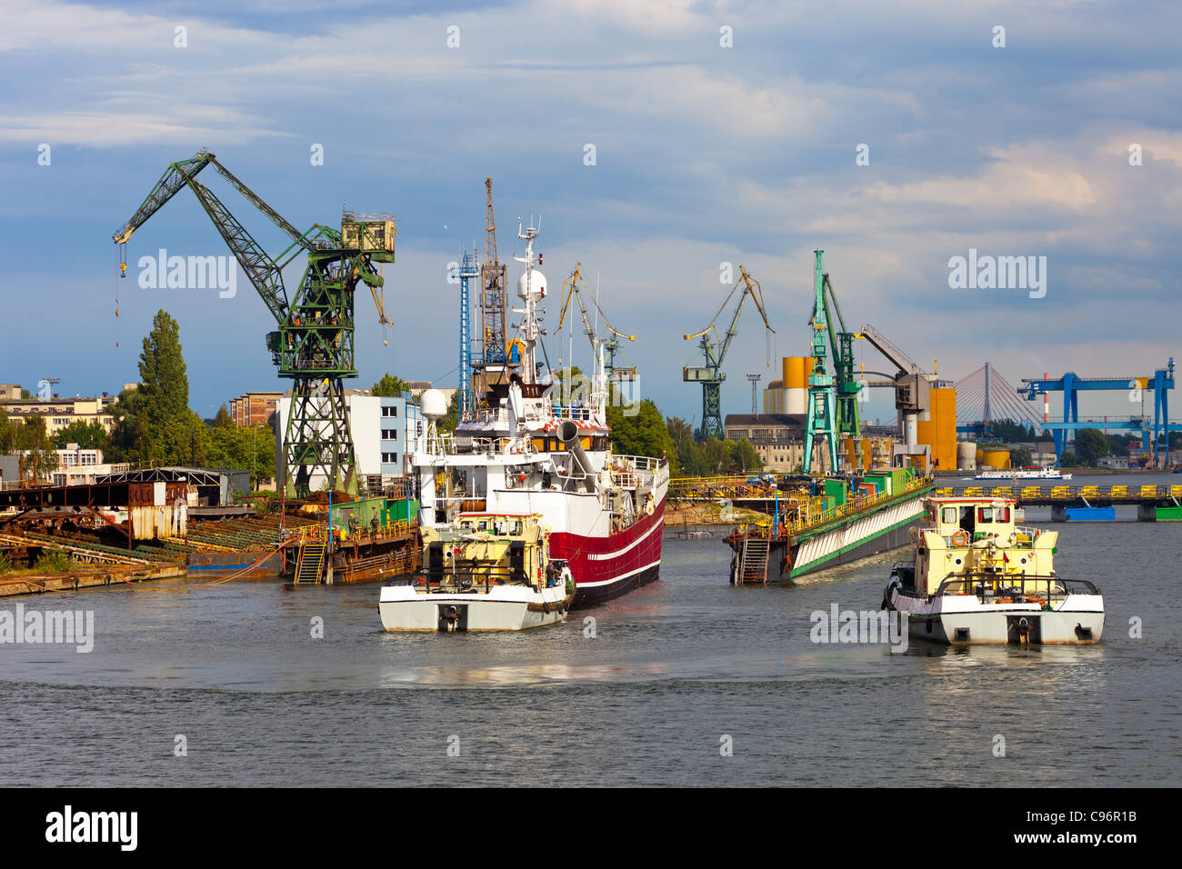 Andocken des Schiffes, mit Hilfe von Schleppern. Stockfoto