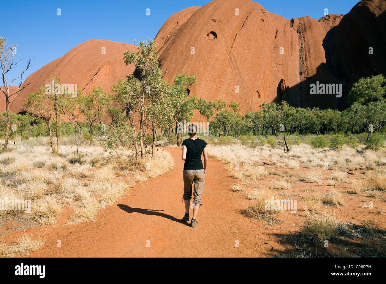 Wanderer auf dem Uluru (Ayers Rock) Base Walk.  Uluru-Kata Tjuta National Park, Northern Territory, Australien Stockfoto