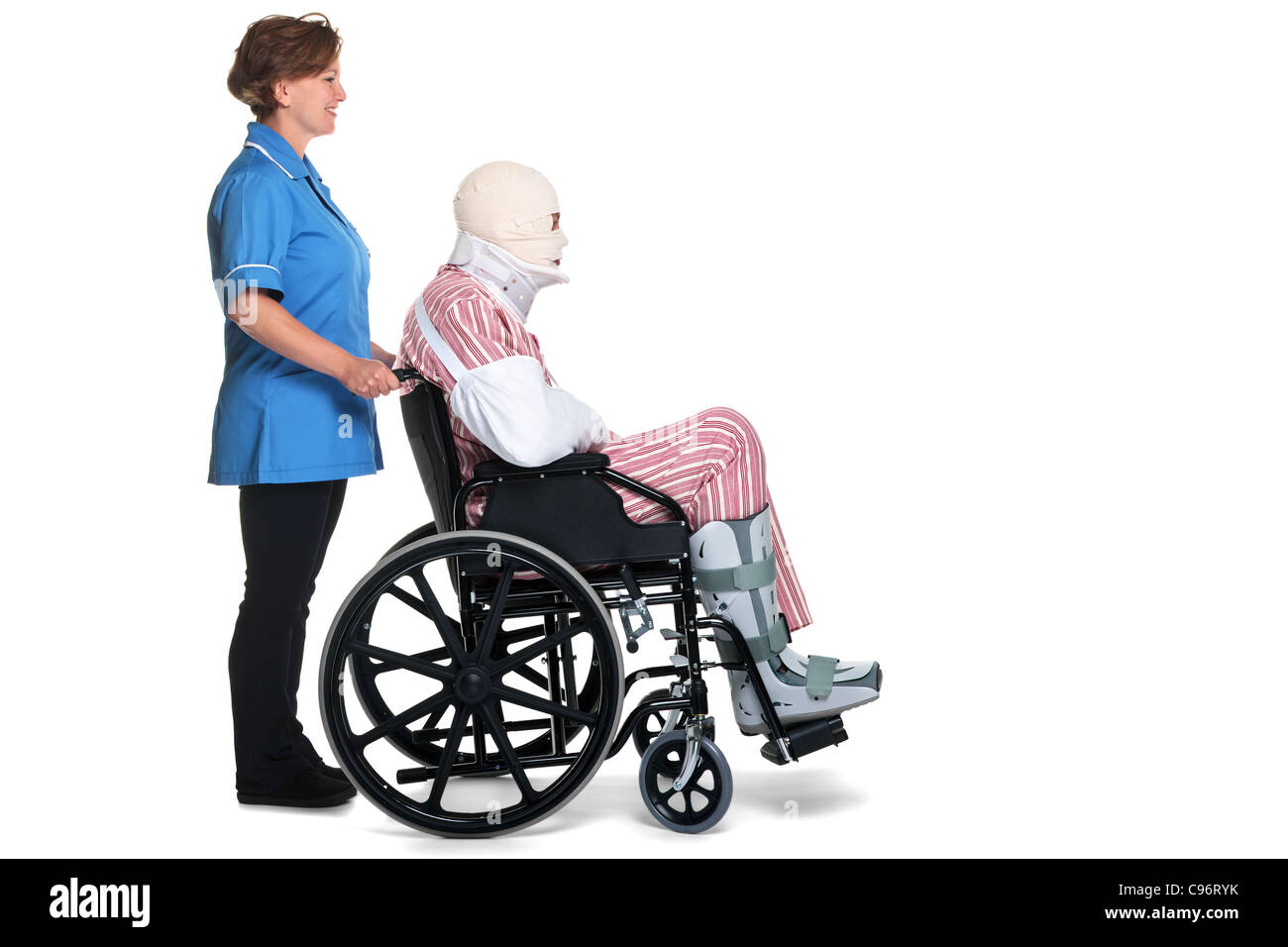 Foto von einem Krankenhauspatienten mit multiplen Verletzungen von einer Krankenschwester geholfen. Isoliert auf weißem Hintergrund. Stockfoto