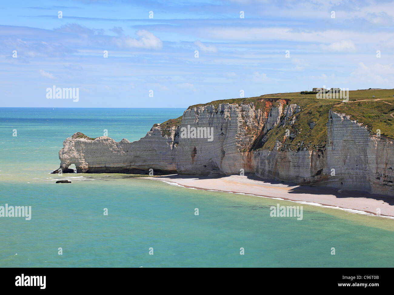 La Falaise d'Amont in Etretat in der oberen Normandie im Norden Frankreichs. Stockfoto