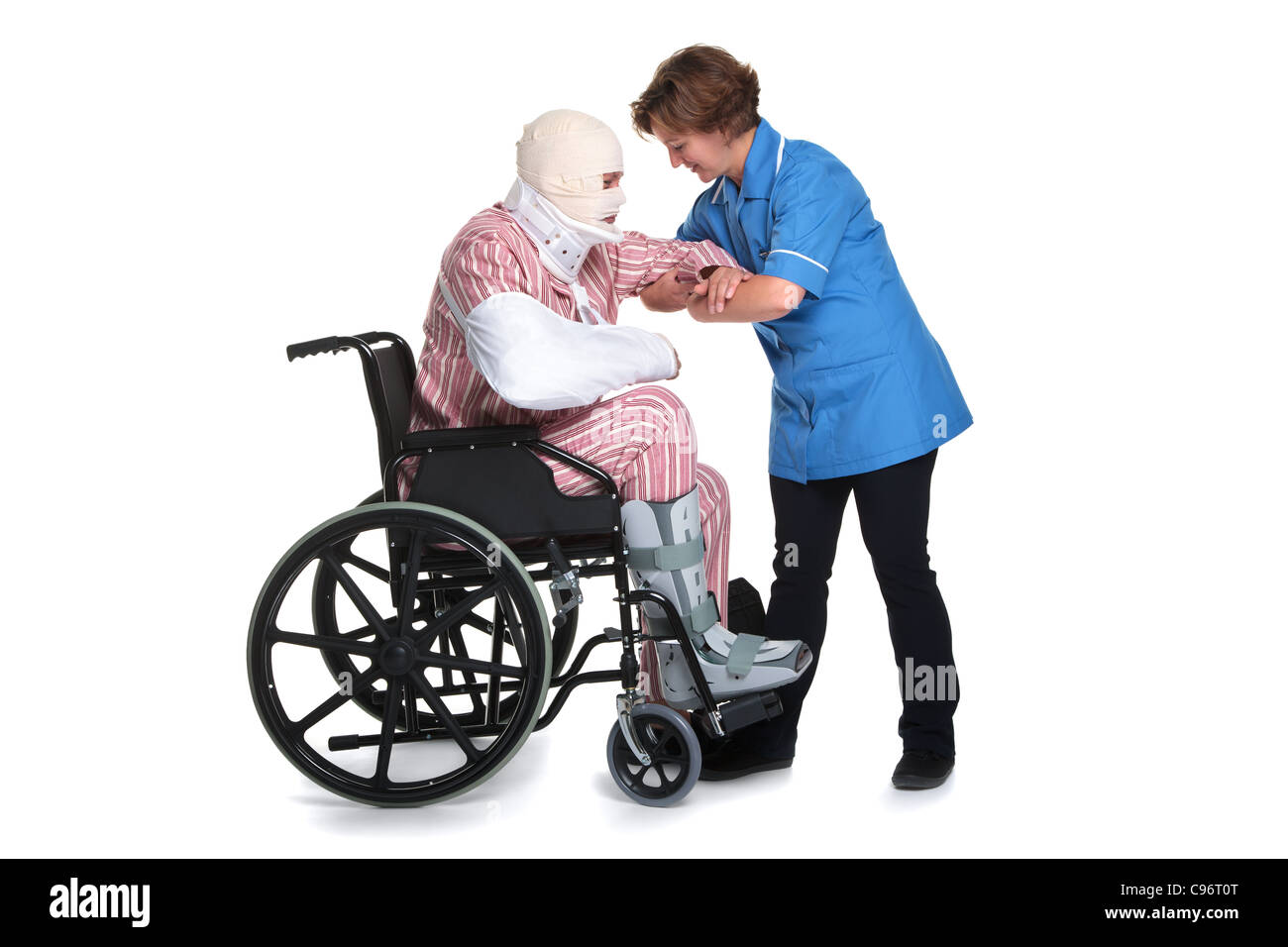 Foto von einem Krankenhauspatienten mit multiplen Verletzungen von einer Krankenschwester geholfen. Isoliert auf weißem Hintergrund. Stockfoto