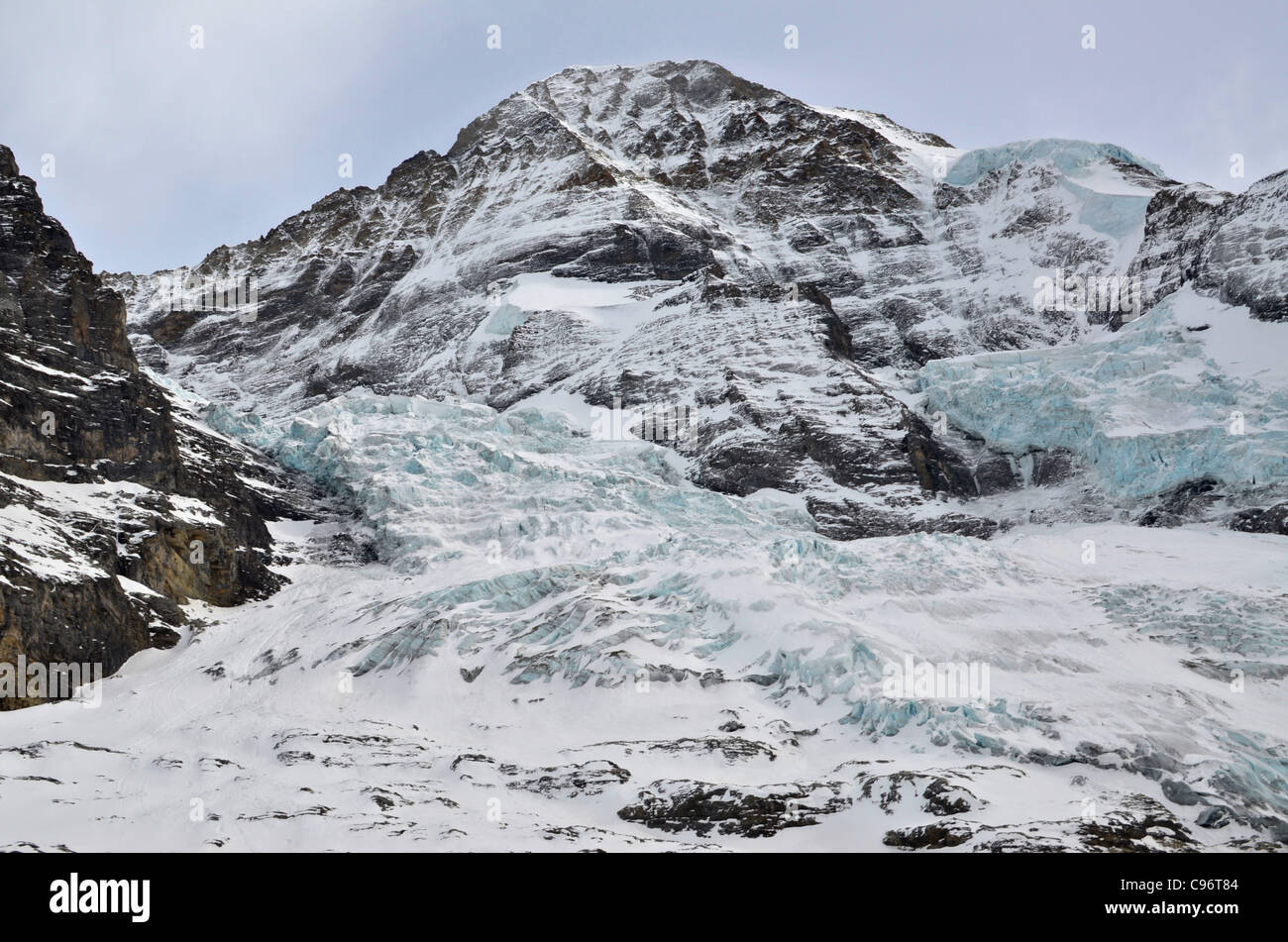 Der Eisenbahntunnel auf Jungfraujoch durchläuft drei imposante Berge, einschließlich der Mönch (Mönch). Stockfoto