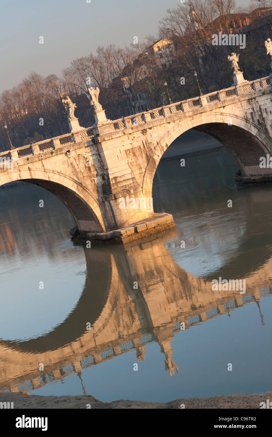 Ponte Sant' Angelo Brücke spiegelt sich in den Tiber, Rom, Italien Stockfoto