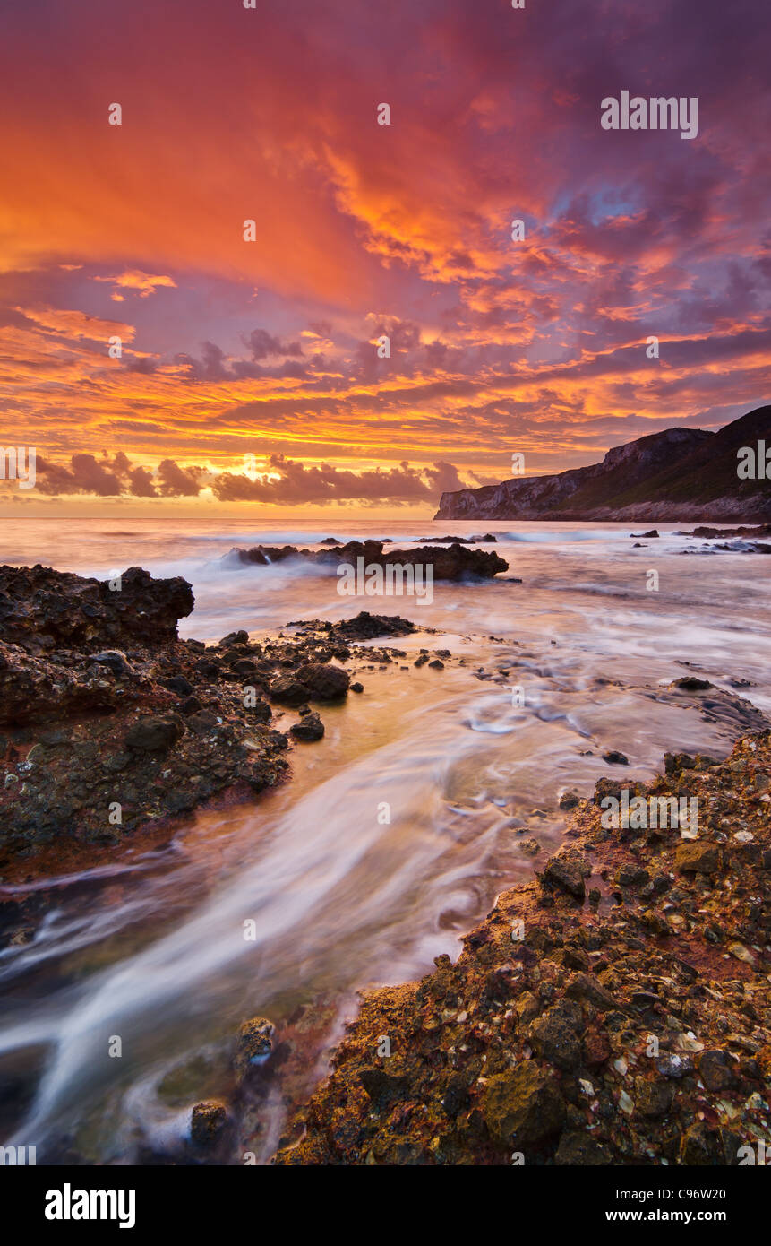 dramatische Sonnenaufgang mit bewölktem Himmel und fließendes Wasser in Hochformat Stockfoto